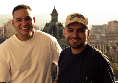 Juan Diego y Juan José, fundadores de Colombia en tus Ojos Tours, frente al Palacio de la Cultura en Medellín