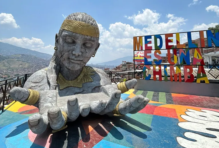 Letrero medellín es una chimba, comuna 13, tour grupal