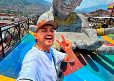 Juan José Manrique en la Comuna 13 de Medellín durante un recorrido turístico