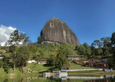 Vista de la Piedra del Peñol desde el lago en Guatapé durante un tour de un día