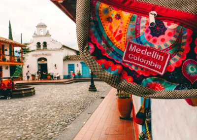 Bolso artesanal con bordado de Medellín Colombia, imagen decorativa del llamado a la acción