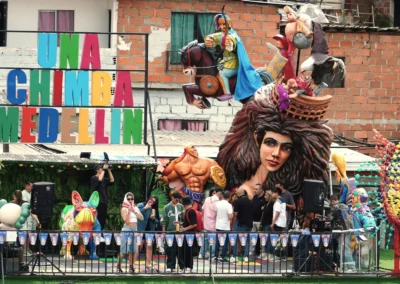 Escenario cultural en la Comuna 13 durante el City Tour Medellín con arte urbano y turistas