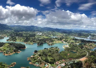 Vista aérea del embalse de Guatapé incluida en el tour desde Medellín