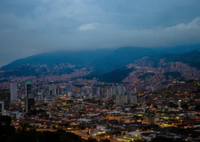 Vista nocturna de Medellín desde un mirador, parte del tour panorámico ofrecido por Colombia en tus ojos Tours