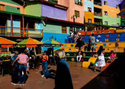 Plaza de los Zócalos en Guatapé, Antioquia, con turistas disfrutando del ambiente colorido
