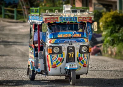 Mototaxi decorada en Guatapé, Antioquia, con estilo colorido y tradicional
