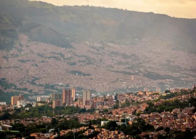Vista aérea de Medellín desde helicóptero, parte del tour aéreo de Colombia en tus ojos Tours