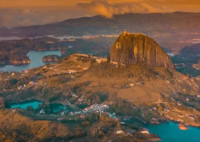 Vista aérea de la Piedra del Peñol y los embalses de Guatapé al atardecer