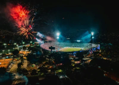 Estadio Atanasio Girardot en Medellín iluminado de noche con fuegos artificiales