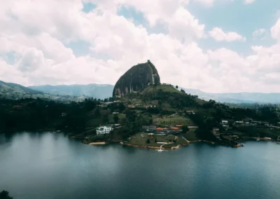 Vista aérea de la Piedra del Peñol y el embalse de Guatapé en Antioquia, Colombia