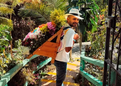 Silletero cargando flores en finca tradicional de Santa Elena, Medellín