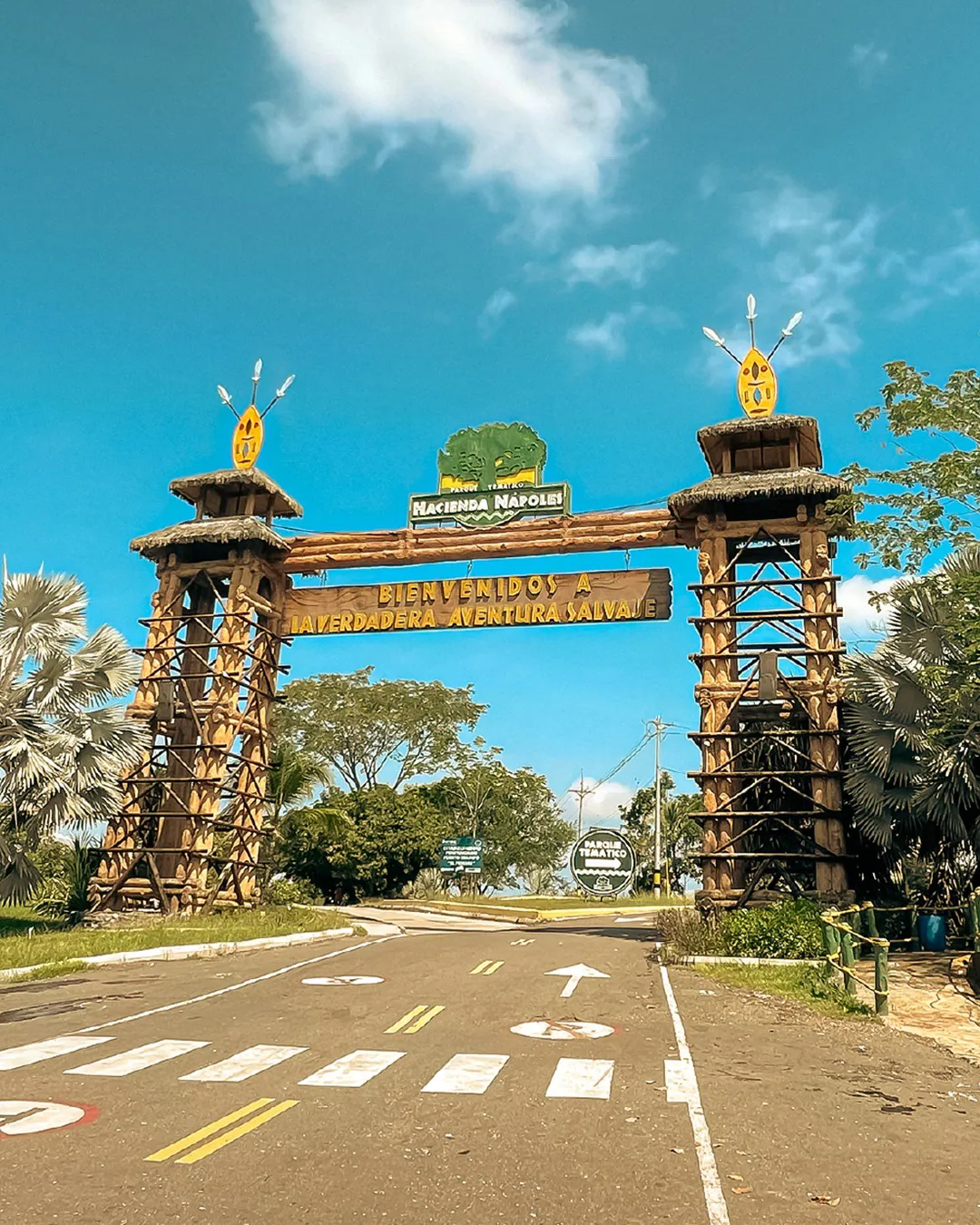 Entrada Hacienda Nápoles - Tour desde Medellín con transporte y guía | Colombia en tus Ojos Tours