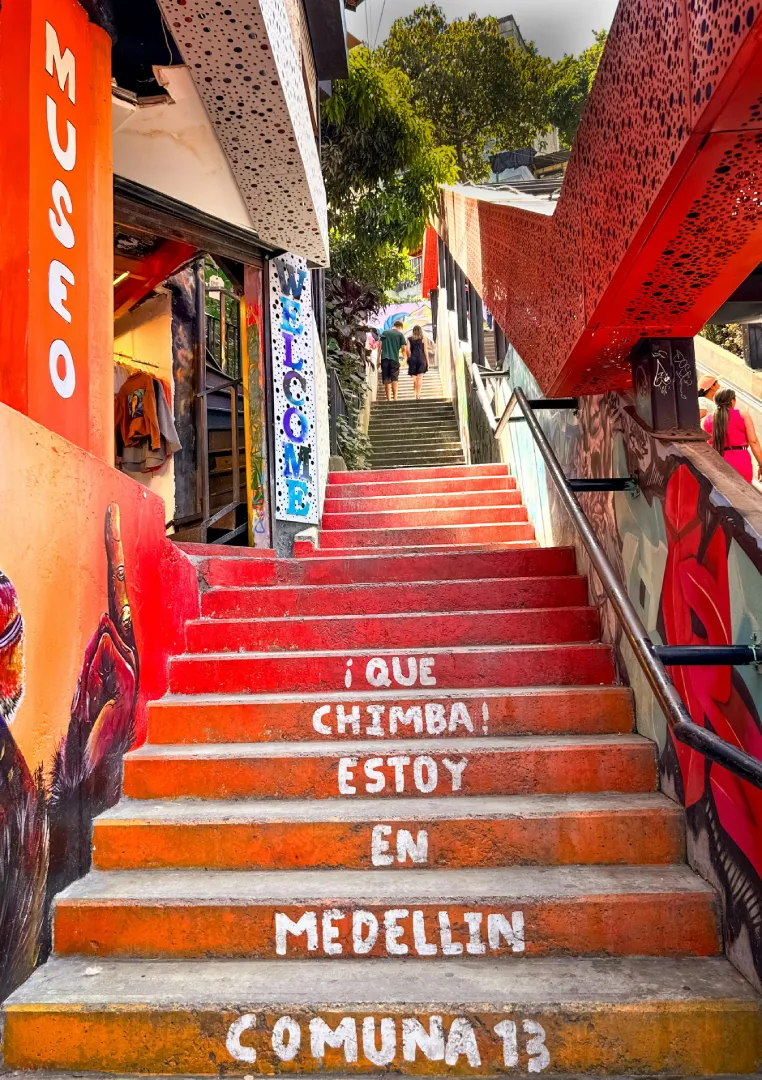 Escaleras en la comuna 13 medellín tour comuna 13 colombia en tus ojos tours