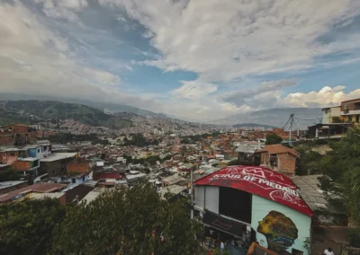 Tour Comuna 13 Medellín de 4 horas con guía local y arte urbano - Colombia en tus Ojos Tours